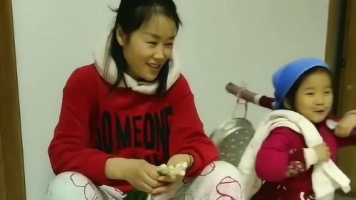  宝宝刚一出场就被围裙绊倒了,表情好委屈,妈妈的笑声太魔性