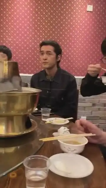  吃个饭而已,胡歌那是什么表情啊,真是太好玩了