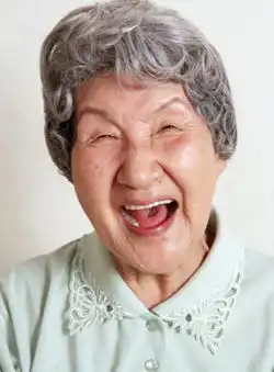  没有牙的老人图片大全