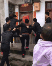  搞笑gif趣图哥们,你的老岳父不会放过你的