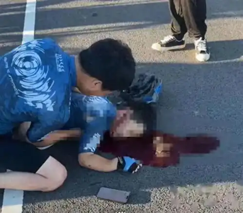  8.11骑行事故中,那个逼人下跪的,是何方神圣