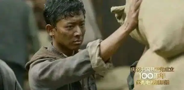  凭觉醒年代回眸一笑圈粉无数,这个90后小鲜肉要火
