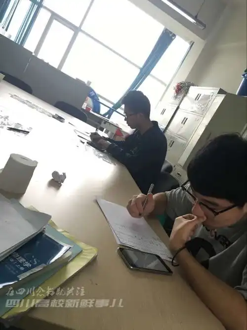  成都一高校学生迟到,被辅导员罚抄1000个表情包