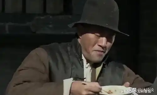  同样是李云龙在街头吃饭,新老亮剑的敬业差距,却是大相径庭
