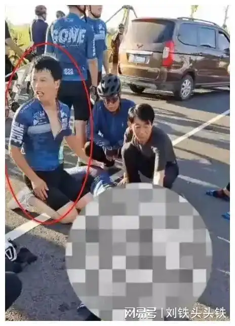  孩子占道骑车被碾死后续司机被逼下跪后扣车被拘,家境情况曝光