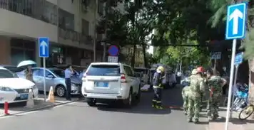  女子闹市过马路被碾入车底死亡司机根本没看见人