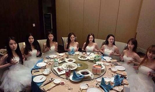  搞笑gif图后面的大姐一脸懵逼,这人是不是神经病啊