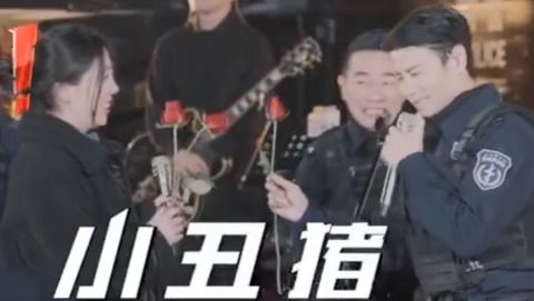  陈小春围观特警求婚的表情太搞笑网友简直是磕cp的我本人