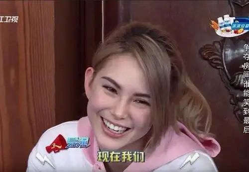  昆凌看钟楚曦表演露出毁容式笑容,表情和陈赫神同步太魔性了