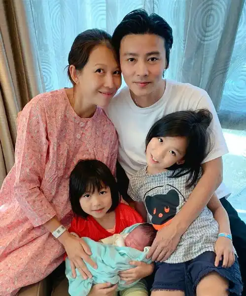 陈法蓉晒合照,与蔡少芬姐妹情深居c位,张晋穿情侣装也得站后排