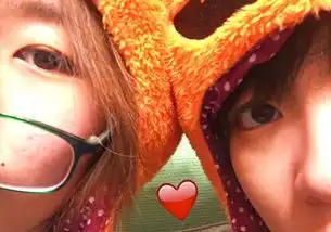  窦靖童与妹妹提前过万圣节,两人装扮和表情十分搞怪,感情超好