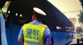  我碾死你们这群人柳州一男子违法被处罚,开公交车撞向交警