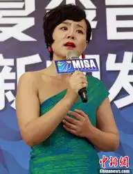  龚琳娜亮相上海展忐忑表情盘点明星超囧表情