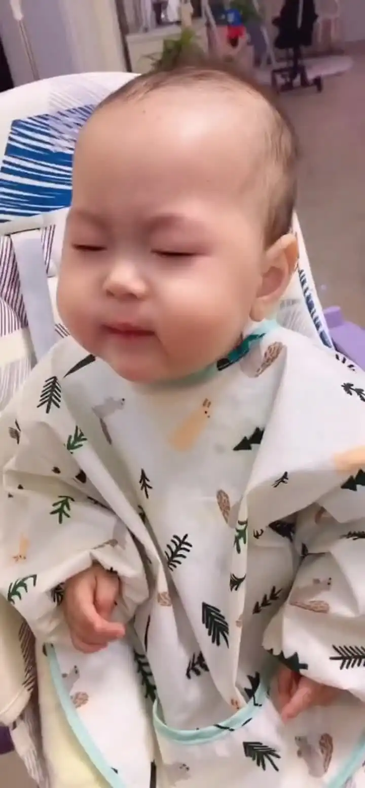  宝宝第一次吃柠檬,直接酸成了表情包原谅我不厚道的笑了
