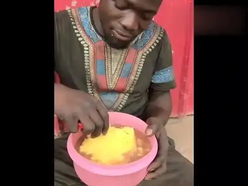  非洲小伙吃国内美食看表情就知道什么味道