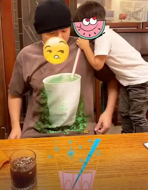 昆凌罕晒儿子正脸,罗密欧梳大背头表情超拽,被调侃学周杰伦耍帅