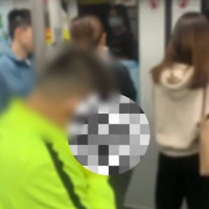  广州一男子地铁车厢看不雅视频被警方带走多方回应