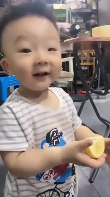  萌娃主动吃柠檬,这小表情也太多了,看到最后家长都笑疯了