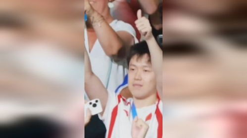  绝地逆转樊振东赢了,王楚钦观战竖大拇指,急成各种表情包