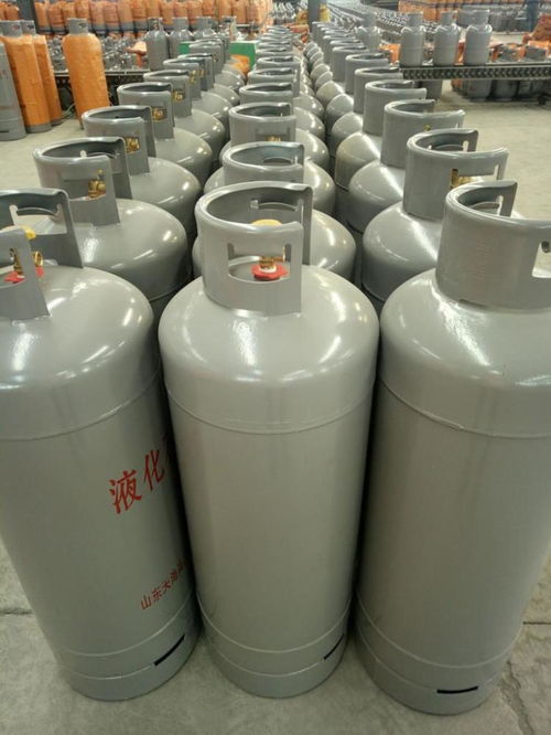  男子好奇心甚重,冒险点燃液化气罐里残液引发爆炸妻子护住孩子