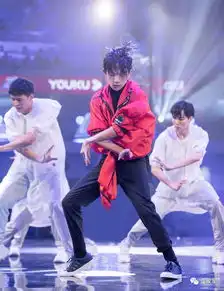 易烊千玺军训结束后参加新活动,女孩在后台看到真人,表情好真实  易烊千玺军训结束后参加新活动,女孩在后台看到真人,表情好真实