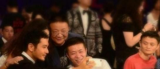  当马云被晾一边时的小表情,当年的港星都流行隔着人聊天吗