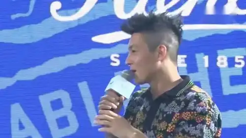  陈冠希晒爱女近照头上扎小辫表情呆萌