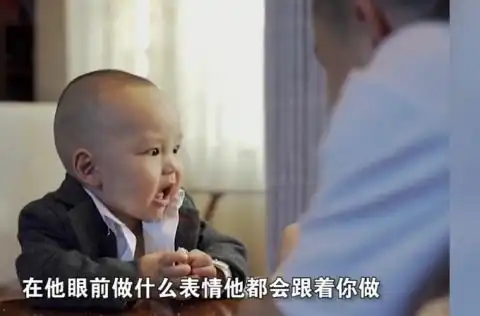 气质拿捏的死死的父亲和一岁儿子仿拍影视剧名场面,小表情绝了 气质拿捏的死死的父亲和一岁儿子仿拍影视剧名场面,小表情绝了