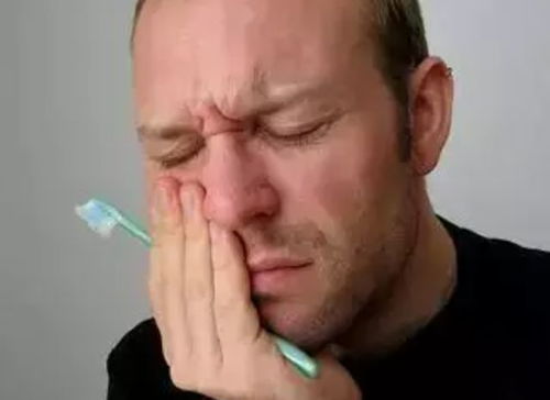  牙齿敏感的根源找到了,保护牙齿健康,不妨从好好刷牙开始