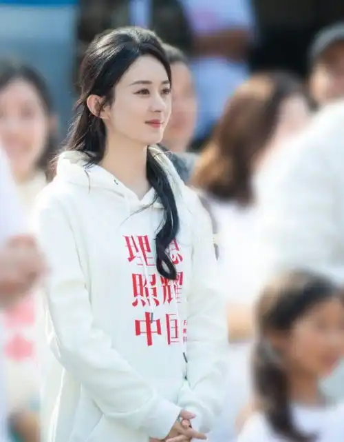  冯绍峰夫妇分隔两地,赵丽颖路透图显憔悴,粉丝帮忙辟谣婚变传言