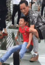  搞笑gif动图窗外的兄弟,你这表情几个意思啊