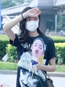 王莫涵拿魔性表情包扇子现身  王莫涵拿魔性表情包扇子现身