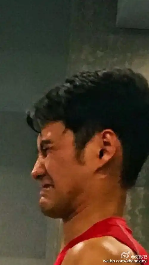  组图张歆艺发袁弘健身照表情狰狞放大头部