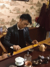  爆笑gif图妹子以后再也不敢用这个姿势了