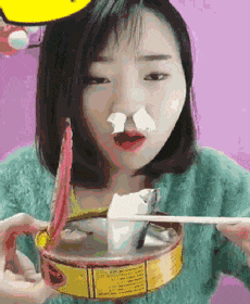  搞笑gif哥们,你家狗子好聪明,会玩网络游戏