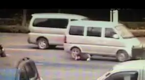 两车碰擦引纷争面包车碾死的哥 两车碰擦引纷争面包车碾死的哥