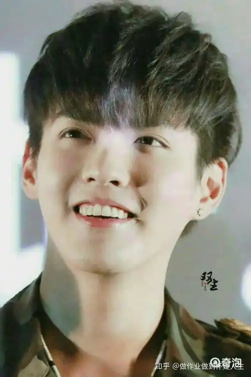  有哪些人不笑的时候颜值巨高,一笑起来全是表情包