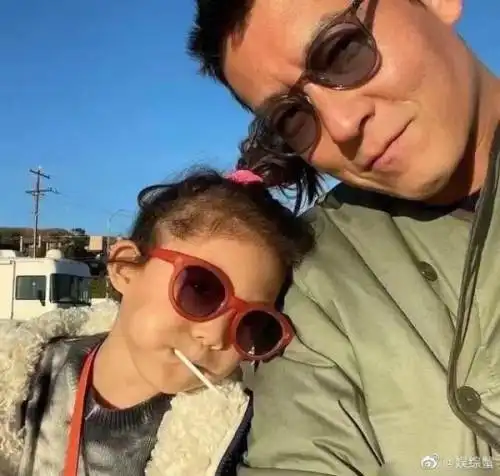  何炅当年主持音乐榜请来了刚大火的陈冠希,可他全程笑场尤其在何炅交流时