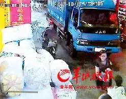 两车先后碾压2岁女童10余路人见死不救组图 两车先后碾压2岁女童10余路人见死不救组图