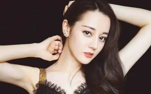  迪丽热巴发文为杨幂庆生,却意外使用蔡徐坤表情包被撕