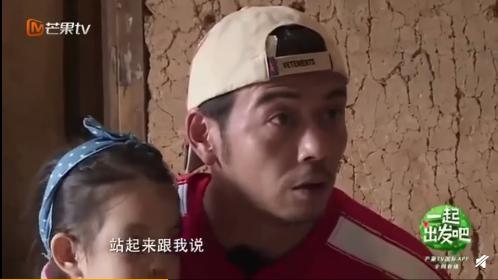  杨烁喊儿子走路表情太凶,儿子被吓得瑟瑟发抖