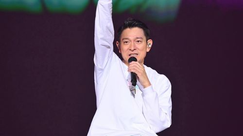 刘德华北京演唱会把水杯踢飞,满脸惊慌被吓出表情包,网友天王演小品 刘德华北京演唱会把水杯踢飞,满脸惊慌被吓出表情包,网友天王演小品