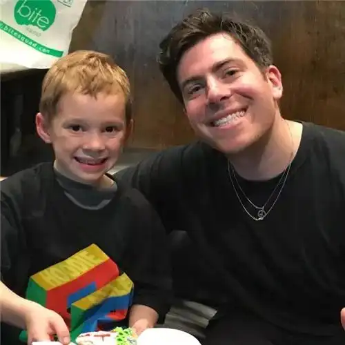 哈哈哈表情包最多的假笑男孩开微博了,网友我先笑为敬  哈哈哈表情包最多的假笑男孩开微博了,网友我先笑为敬