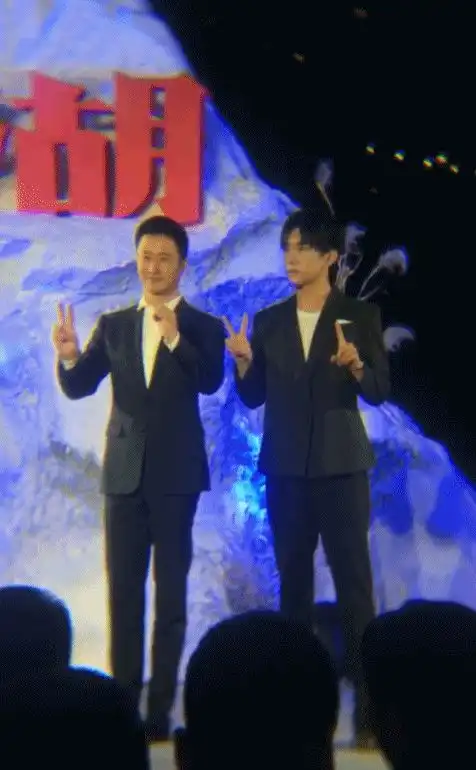  演硬汉后遗症吴京像个在逃蜡像,每次合影表情站姿都一模一样
