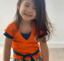  陈冠希晒2岁女儿萌照,alaia戴黑色发带超喜感,秒变表情包