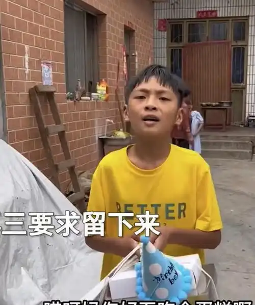  善良女子到前夫家为继子庆生,孩子苦苦挽留,其落寞神情让人泪目