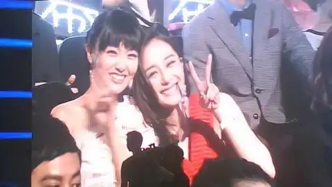 真假姐妹情杨幂与杨颖争抢丝巾成功,唐嫣走秀时表情意味深长 真假姐妹情杨幂与杨颖争抢丝巾成功,唐嫣走秀时表情意味深长