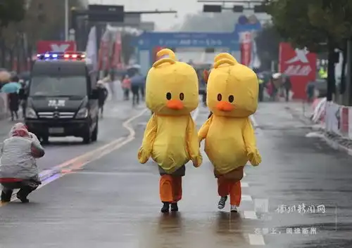  雨中,2018衢马开跑