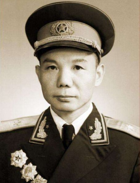  肖永银撞上蒋军枪口,大吼一声给我缴枪居然幸运脱险