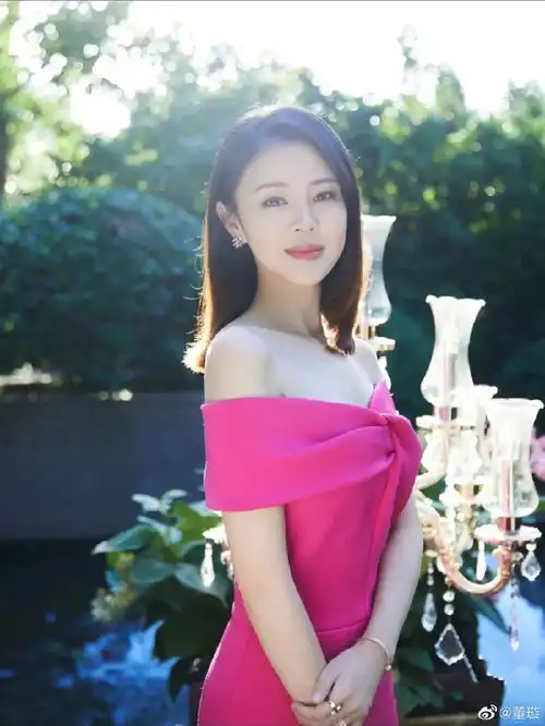 组图佟大为爱妻关悦举办生日派对董璇与其亲昵拥抱送祝福 组图佟大为爱妻关悦举办生日派对董璇与其亲昵拥抱送祝福